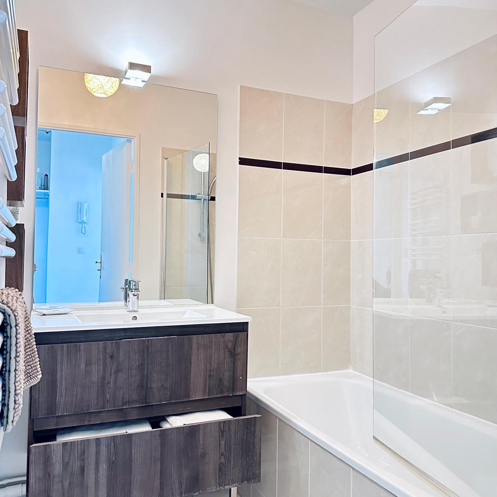 Beautiful Apartment * Parking* Disneyland 10 Min Монтеврен Екстер'єр фото